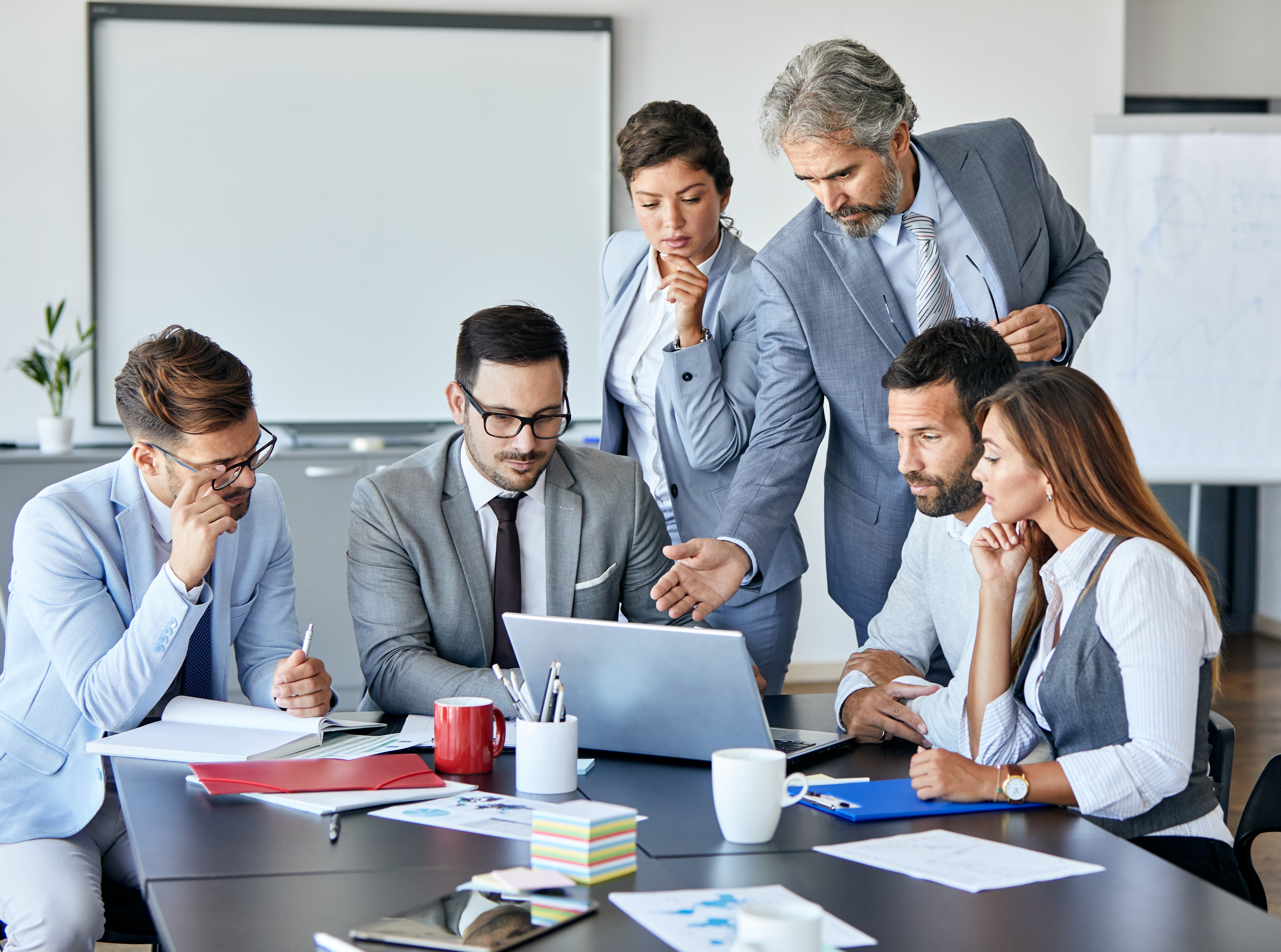 équipe regroupée autour de l'ordinateur portable, milieu de terrain, gris, blanc