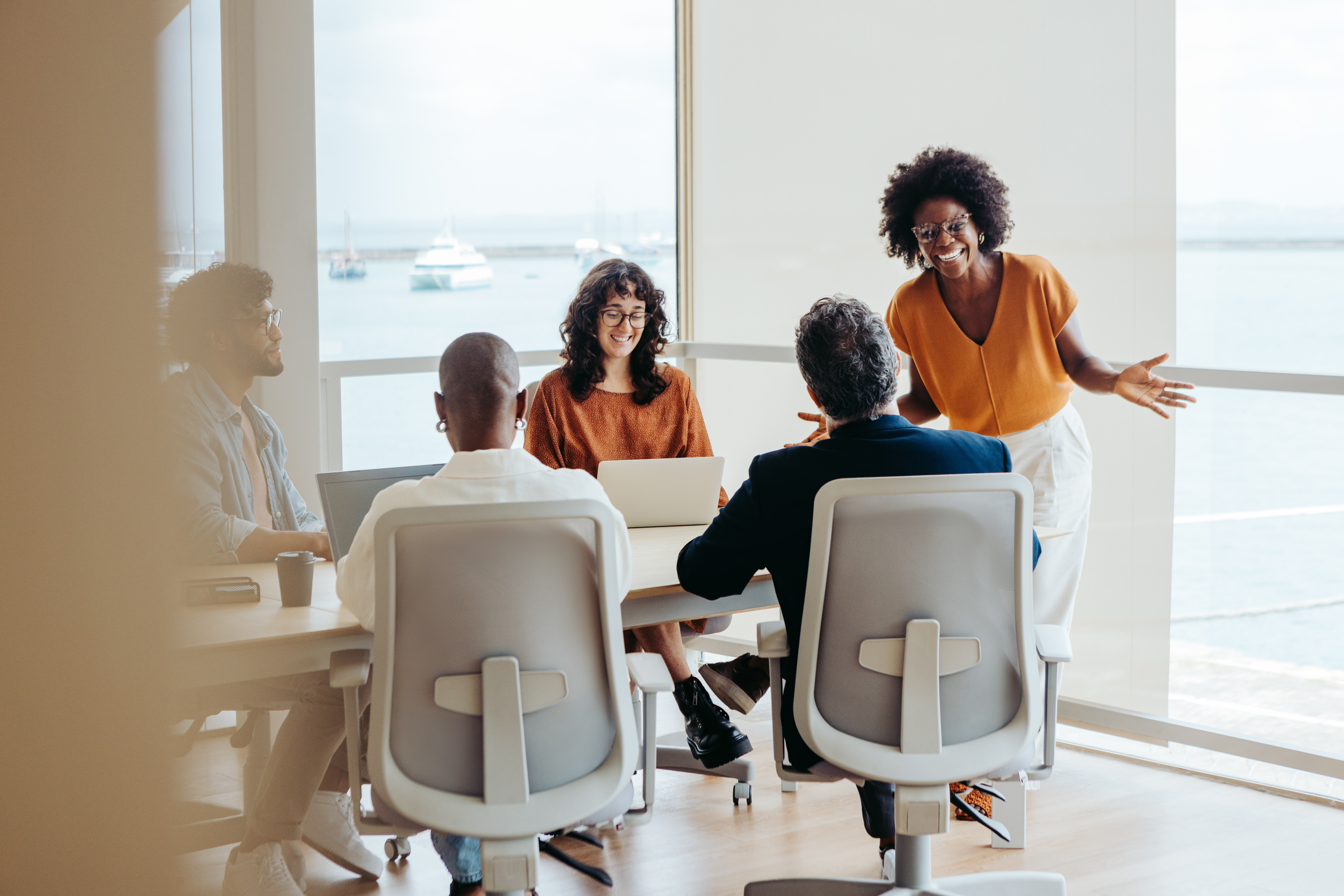femme menant réunion, distance, orange, taupe