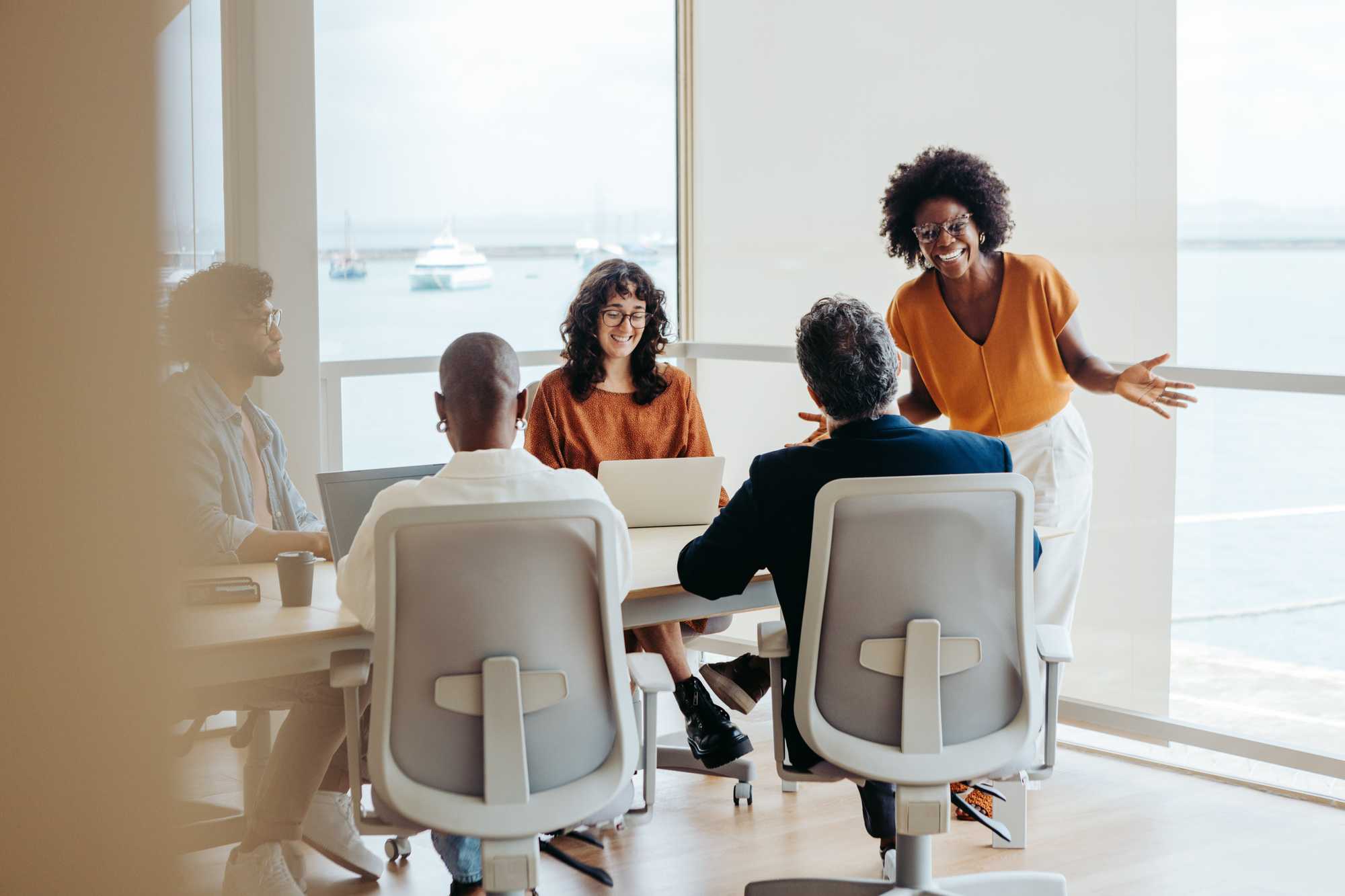femme menant réunion, distance, orange, taupe